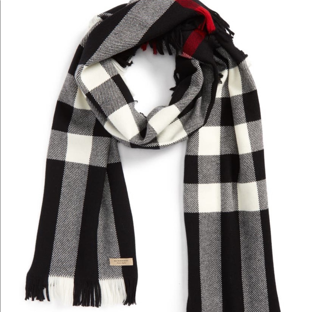 NWT Burberry half mega check scarf